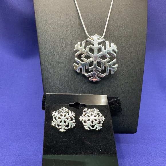 Christmas Silver-Tone Snowflake Pendant/Brooch & Matching Post Earrings - Picture 4 of 12